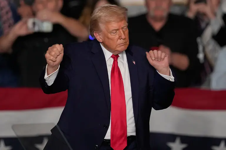 US-Praesident-Donald-Trump-tanzt-nach-einer-Rede-ueber-die-Wirtschaft-bei-einer-Kundgebung