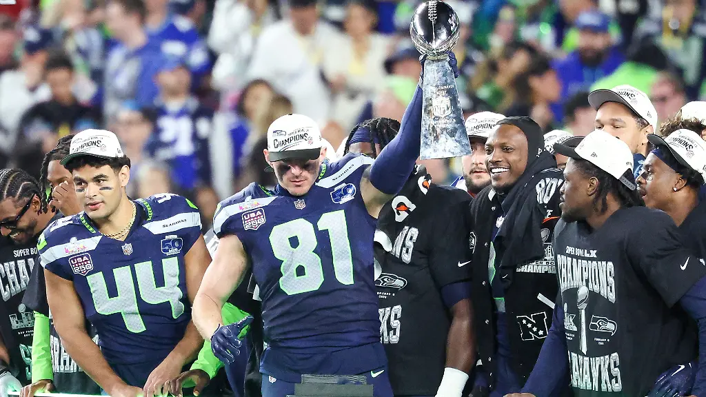 die-Spieler-von-Seattle-Seahawks-gewinnen-die-Vince-Lombardi-Trophy-Eric-Saubert-81-Seattle-Seahawks-New-England-Patriots-vs-Seattle-Seahawks-Super-Bowl-LX-Football-NFL-08-02