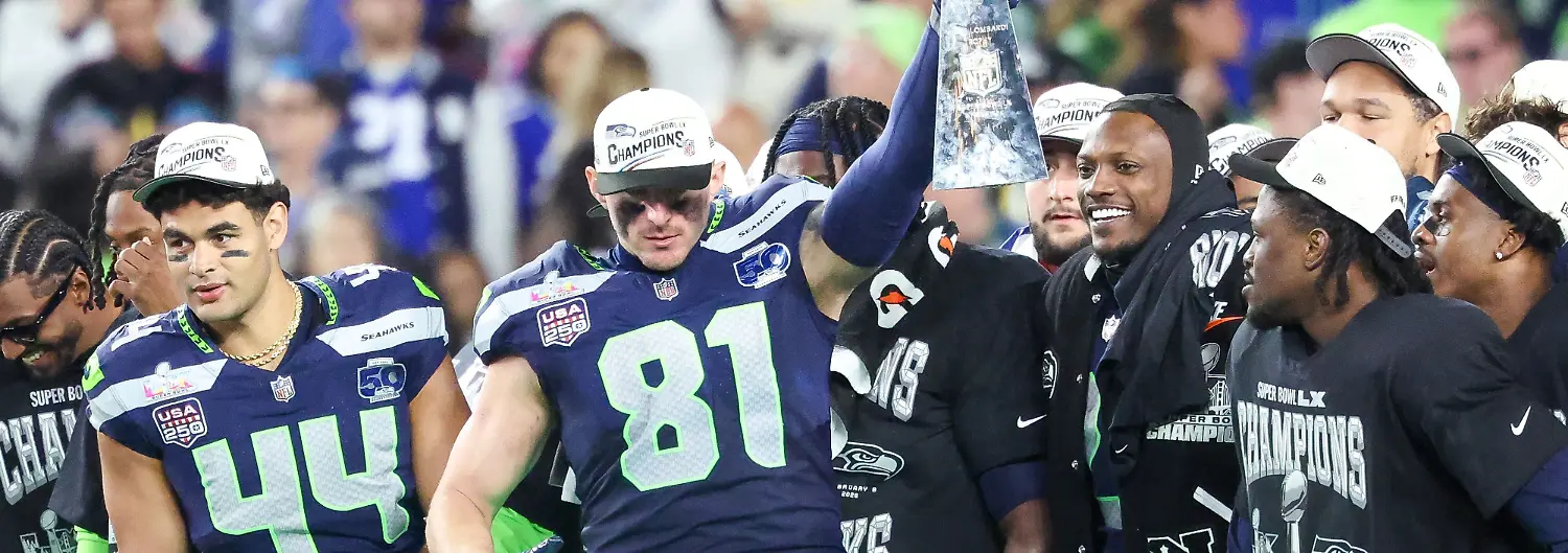 die-Spieler-von-Seattle-Seahawks-gewinnen-die-Vince-Lombardi-Trophy-Eric-Saubert-81-Seattle-Seahawks-New-England-Patriots-vs-Seattle-Seahawks-Super-Bowl-LX-Football-NFL-08-02