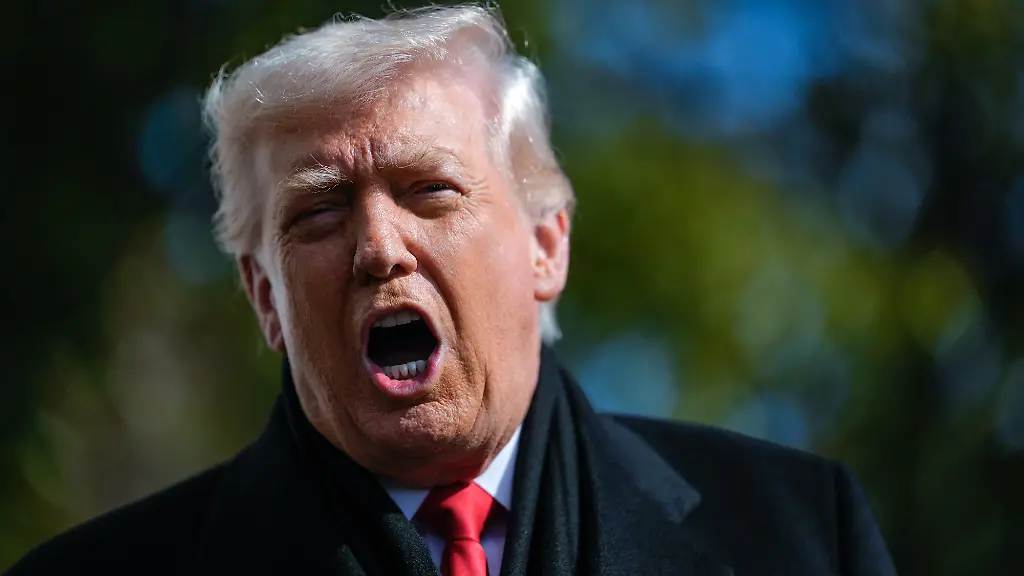 United-States-President-Donald-J-Trump-speaks-to-members-of-the-media-on-the-South-Lawn-of-the-White-House-in-Washington-DC-USA-before-boarding-Marine-One-in-Washington-DC-US-on-Tuesday-January-27-2026-Trump-is-heading-back-to-Americaas-heartland-in-an-attempt-to-refocus-an-economic-message-thatas-been-upstaged-by-controversy-over-his-deportation-policies-and-the-killing-of-two-protesters-by-federal-officers