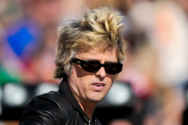 American-Football-Profiliga-NFL-Super-Bowl-LX-New-England-Patriots-Seattle-Seahawks-Billie-Joe-Armstrong-von-der-Band-Green-Day-ist-vor-dem-NFL-Super-Bowl-60-zu-sehen