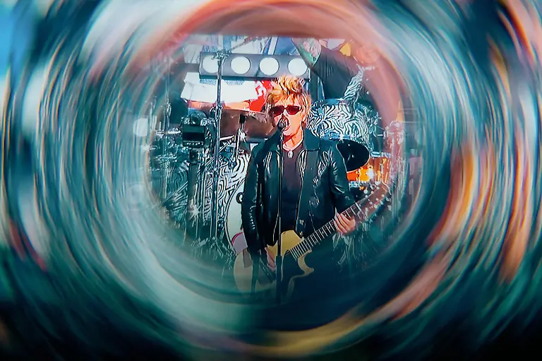 Billie-Joe-Armstrong-performs-with-Green-Day-on-stage-at-Levi-s-Stadium-in-Santa-Clara-California-on-February-9-2026-In-the-context-of-the-Super-Bowl-2026-the-performers-engage-the-audience-with-their-dynamic-act-Billie-Joe-Armstrong-joue-sur-scene-avec-son-groupe-Green-Day-au-Levi-s-Stadium-a-Santa-Clara-Californie-le-9-fevrier-2026-Dans-le-cadre-du-Super-Bowl-2026-les-artistes-captivent-le-public-avec-leur-performance-dynamique