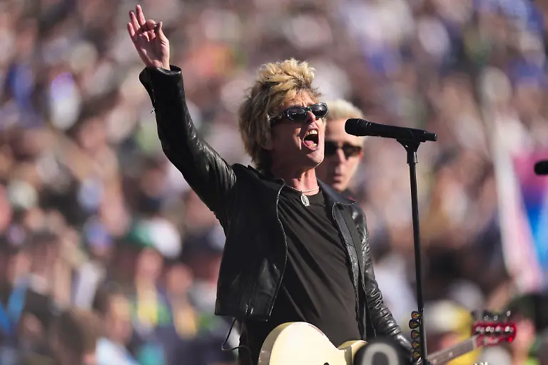 American-Football-Profiliga-NFL-Super-Bowl-LX-New-England-Patriots-Seattle-Seahawks-Billie-Joe-Armstrong-von-der-Band-Green-Day-tritt-vor-dem-Super-Bowl-60-auf