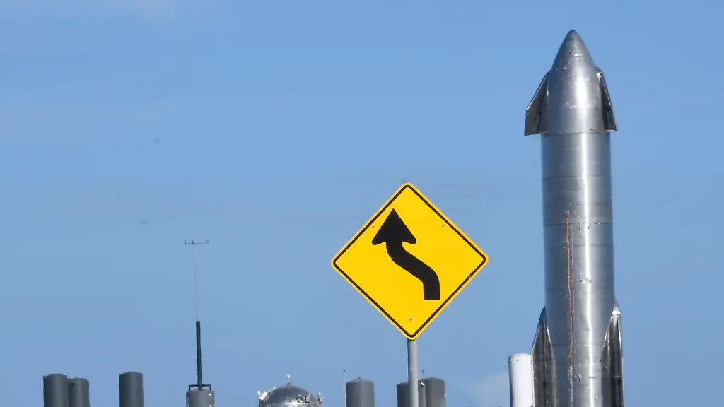 News-Bilder-des-Tages-SpaceX-crews-prep-the-Starship-SN8-for-its-second-test-engine-firing-Wednesday-Boca-Chica-TX-USA-Nov-11-2020-SpaceX-will-try-Thursday-with-2-engines-to-be-the-first-ever-static-fire-test-to-use-the-LOX-header-tank