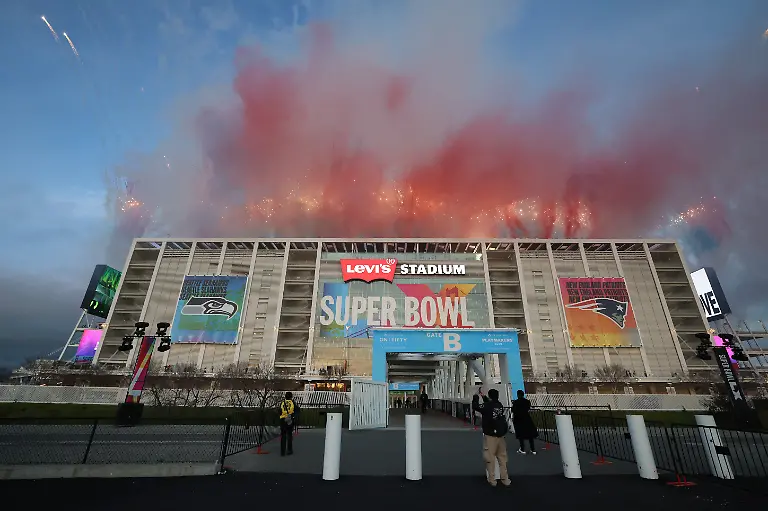 American-Football-Profiliga-NFL-Super-Bowl-LX-New-England-Patriots-Seattle-Seahawks-Eine-Aussenansicht-des-Feuerwerks-waehrend-der-Bad-Bunny-Halbzeitshow