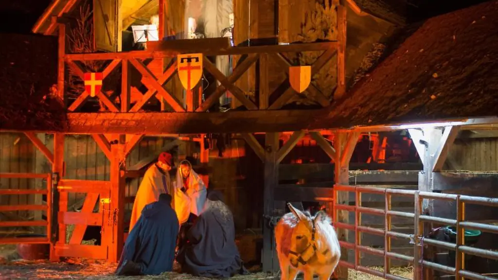 Ein-Krippenspiel-wird-auf-einem-Weihnachtsmarkt-dargeboten