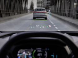 Ursprung in der Luftfahrt: Wie funktioniert das Head-up-Display?