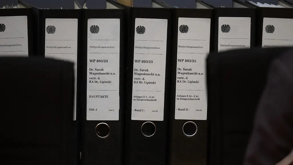 Aktenordner-mit-den-Einspruechen-der-BSW-Parteivorsitzenden-Wagenknecht-und-anderer-Parteimitglieder-gegen-das-Ergebnis-der-Bundestagswahl-2025-stehen-zu-Beginn-einer-Sitzung-des-Wahlpruefungsausschusses-im-Paul-Loebe-Haus-im-Saal-Es-koennte-eine-Entscheidung-ueber-den-BSW-Antrag-zur-Neuauszaehlung-der-Bundestagswahl-geben