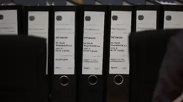 574318946