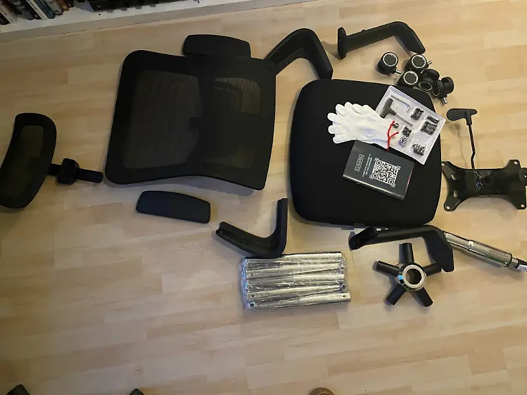 Der-Buerostuhl-von-Clouvou-hat-deutlich-mehr-Einzelteile-im-Test