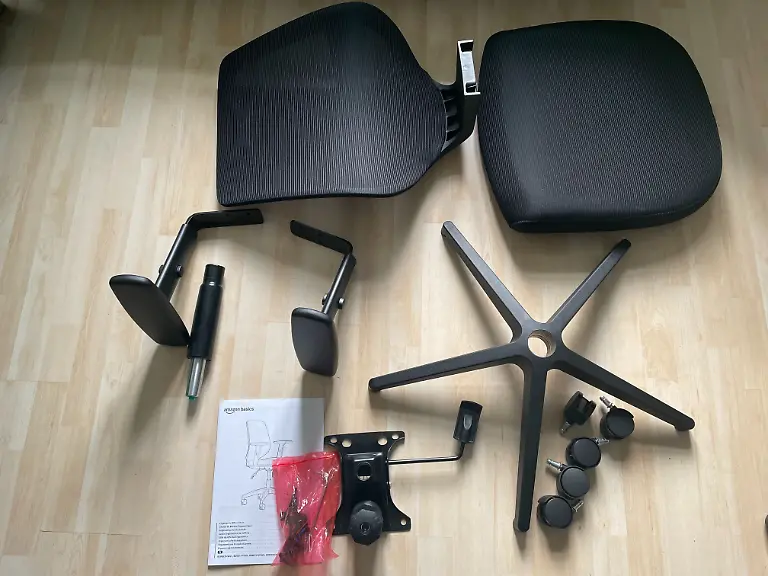 Die-Einzelteile-des-Amazon-Basics-Buerostuhl-vor-dem-Zusammenbau-im-Test