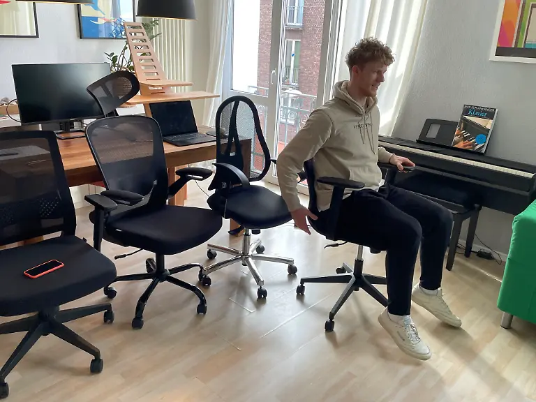 Experte-Jannes-Wichelhaus-sitzt-im-Test-auf-dem-Stuhl-von-Amazon-Basics