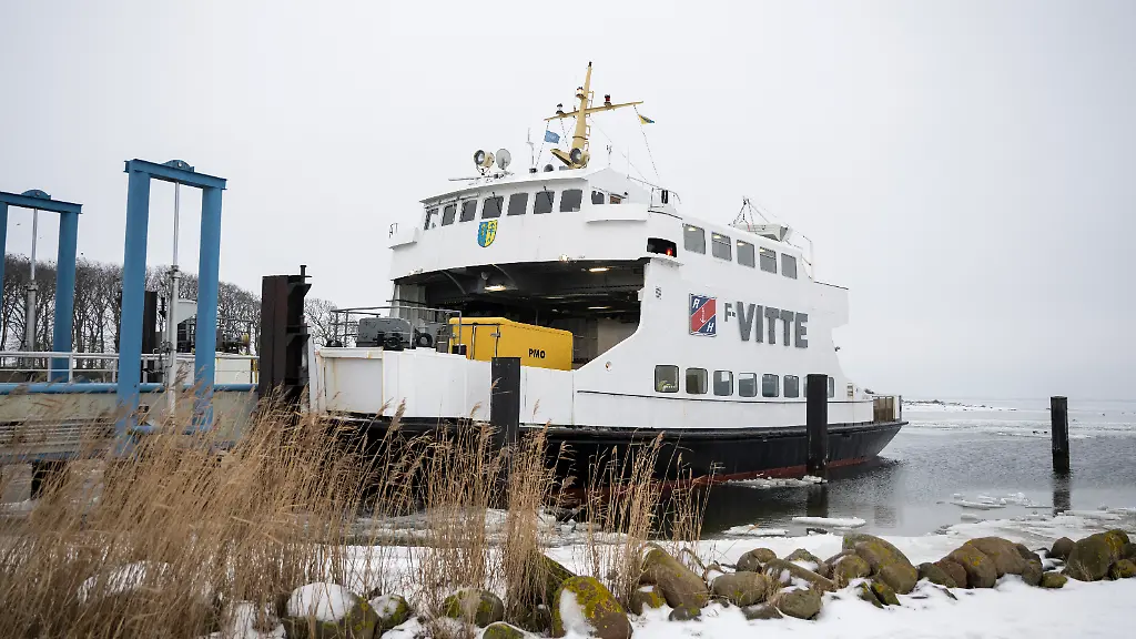 Die-Faehre-Vitte-liegt-am-Anleger-in-Schaprode-Die-Hiddensee-Faehre-erlitt-vor-rund-zwei-Wochen-einen-Eisschaden-Am-Samstag-nahm-die-Faehre-wieder-den-Betrieb-auf