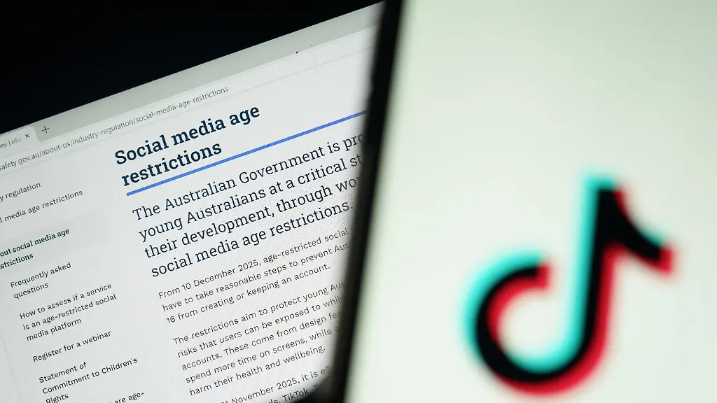 December-8-2025-Tunis-Tunis-Tunisia-Tunisia-In-this-photo-illustration-the-TikTok-logo-is-displayed-on-a-phone-screen-with-the-eSafety-Commissioner-website-displayed-in-the-background-The-Online-Safety-Amendment-Social-Media-Minimum-Age-Act-2024-requires-social-media-platforms-including-TikTok-Instagram-Facebook-YouTube-Snapchat-X-Reddit-Threads-Twitch-and-Kick-to-implement-age-verification-systems-and-take-reasonable-steps-to-prevent-account-creation-by-users-under-16-with-non-compliant-platforms-facing-penalties-of-up-to-A0-million