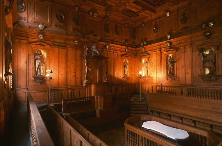 Bologna-Teatro-Anatomico-Foto-Bologna-Emilia-Romagna-Italien-Palazzo-dell-Archiginnasio-erbaut-im-16-Jh-bis-1803-Sitz-der-Universitaet-Innenansicht-Teatro-Anatomico-Anatomiesaal-17-18-Jh-Foto-undat-E-Bologna-Teatro-Anatomico-Photo-Bologna-Emilia-Romagna-Italy-Palazzo-dell-Archiginnasio-built-in-C-16th-site-of-university-until-1803-Inner-view-Teatro-Anatomico-Anatomy-room-17th-18th-century-Photo-undat