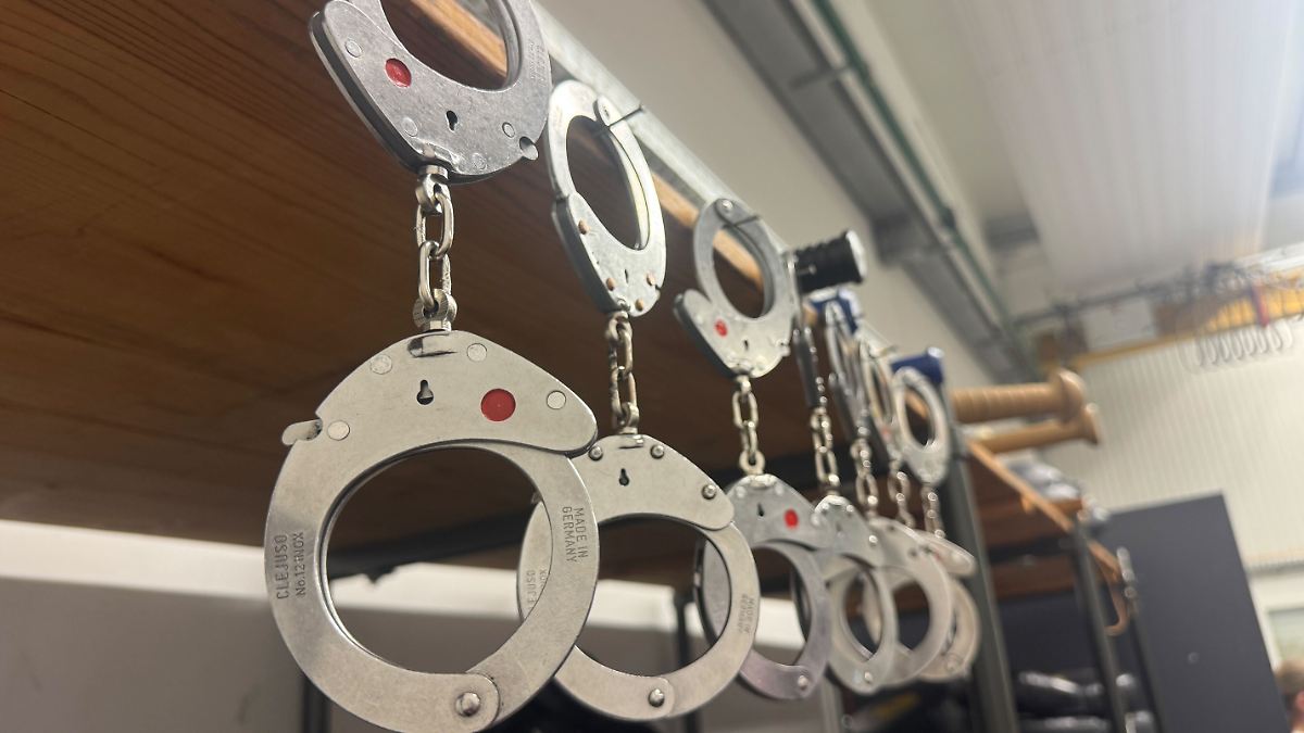 Gefangener-befreite-sich-Freier-Verkauf-von-Generalschl-sseln-f-r-Handschellen-bereitet-Sorge