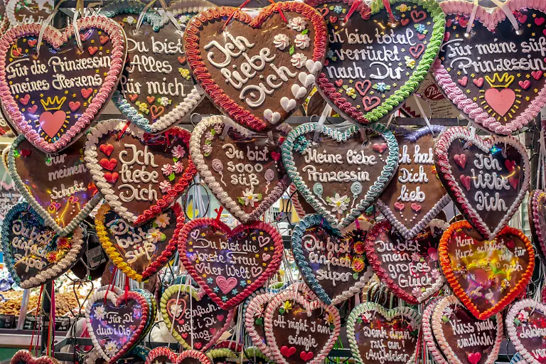 Lebkuchenherzen-Liebesbotschaften-Oktoberfest-2022-23-September-2022-Deutschland-Muenchen-23-09
