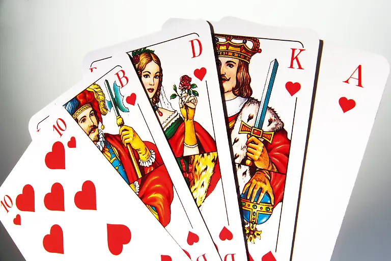 spielkarten-herz-Bildverwendung-nur-mit-Urhebervermerk-CSH-Shotshop-picture-alliance-Keine-Exlusivverkaeufe-moeglich