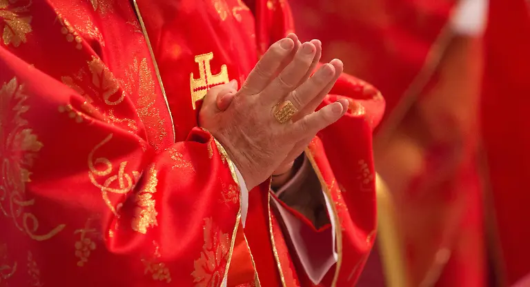 Ein-Kardinal-haelt-am-12-03-2013-im-Petersdom-im-Vatikan-waehrend-der-Wahl-Messe-Pro-Eligendo-Romano-Pontifice-seine-Haende-zum-Gebet-gefaltet-Nach-der-Messe-ziehen-sich-die-Kardinaele-in-die-Sixtinische-Kapelle-zurueck-und-beginnen-das-Konklave-die-Papstwahl-fuer-den-Nachfolger-von-Papst-Benedikt-XVI