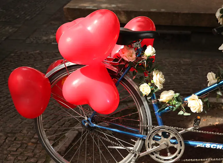 Luftballons-in-Herzform-und-Rosen-haengen-an-einem-Rad-Tandem-das-in-in-Berlin-im-Bezirk-Mitte-vor-einer-Kirche-steht-aufgenommen-am-10-08-2012-Hier-finden-regelmaessig-Trauungen-statt-und-dieses-Mal-ist-das-Hochzeitspaar-wohl-mit-dem-Rad-gekommen