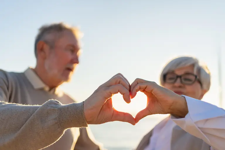 Liebe-Herz-formt-Frieden-Senior-aeltere-Paare-machen-Herzform-mit-ihren-Haenden-Erwachsene-reife-alte-Ehemann-Frau-zeigt-Herzzeichen-Glueckliche-Rentnerfamilie