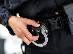 Gefangener befreite sich: Freier Verkauf von Generalschlüsseln für Handschellen bereitet Sorge