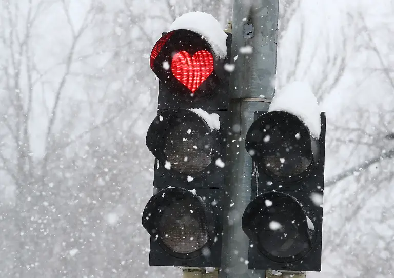 ARCHIV-11-02-2021-Thueringen-Altenburg-Ein-rotes-Herz-leuchtet-an-einer-Verkehrsampel-Wohl-als-Symbol-zum-Valentinstag-am-14-Februar-wurde-die-rote-Lampe-an-einer-Ampel-im-thueringischen-Altenburg-mit-schwarzer-Folie-mit-einem-ausgeschnittenen-Herz-beklebt