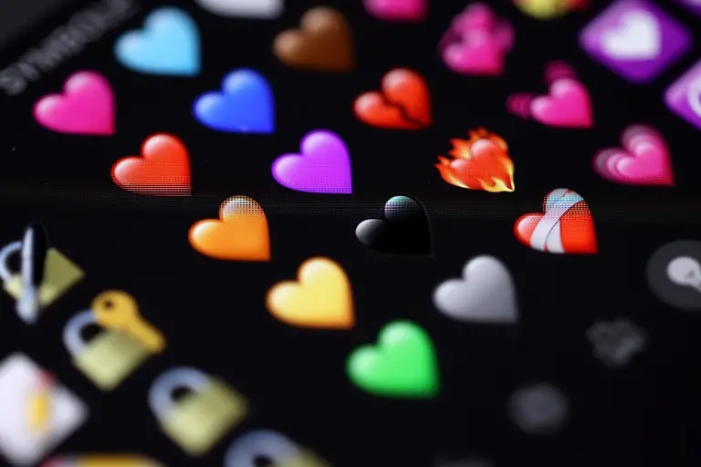 Verschiedene-Emoji-Herzen-auf-einem-Smartphone-Display-Mit-Emojis-kann-man-in-Textnachrichten-seine-Gefuehlslage-Gefuehlslage-sehr-gut-ausdruecken-ausdruecken-Emojis-am-24-09-2024-in-Siegen-Deutschland