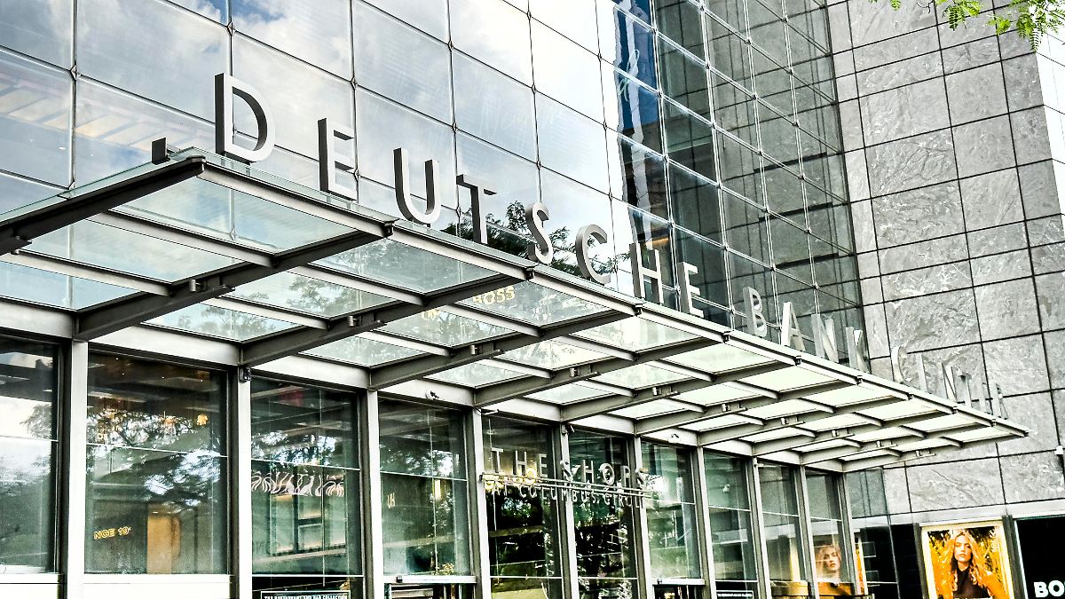 Fehler-einger-umt-Deutsche-Bank-ist-Epstein-Probleme-systematisch-angegangen-