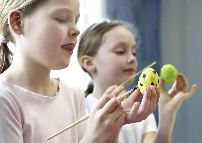 Maedchen-verzieren-Ostereier-Konzentration-Konzentration-Modellfreigabe-vorhanden