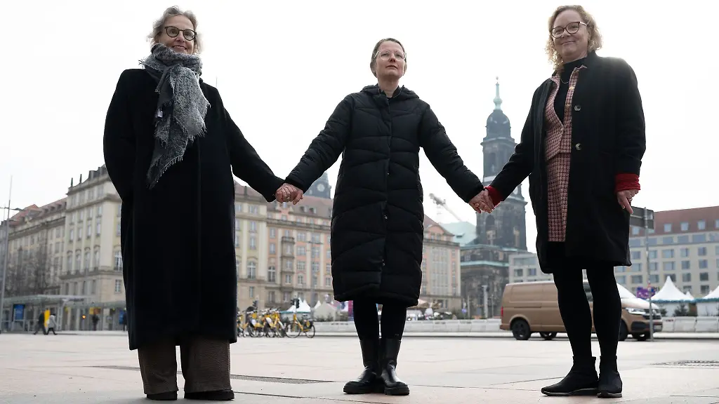 Ursula-Staudinger-Rektorin-der-TU-Dresden-links-ist-Versammlungsleiterin-der-Menschenkette-zum-Jahrestag-der-Zerstoerung-Dresdens-am-13-Februar-1945