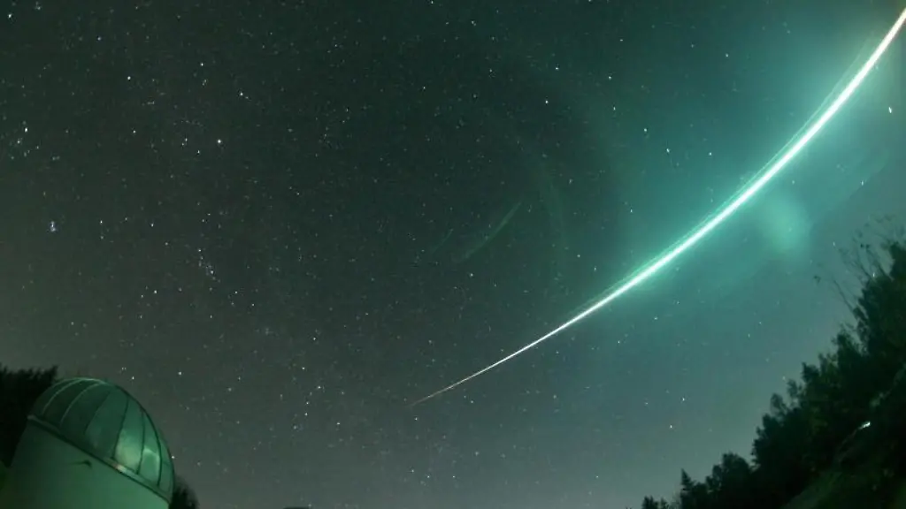 Ein-Lichtstrahl-aufgeloest-durch-einen-Meteorit-leuchtet-am-naechtlichen-Himmel