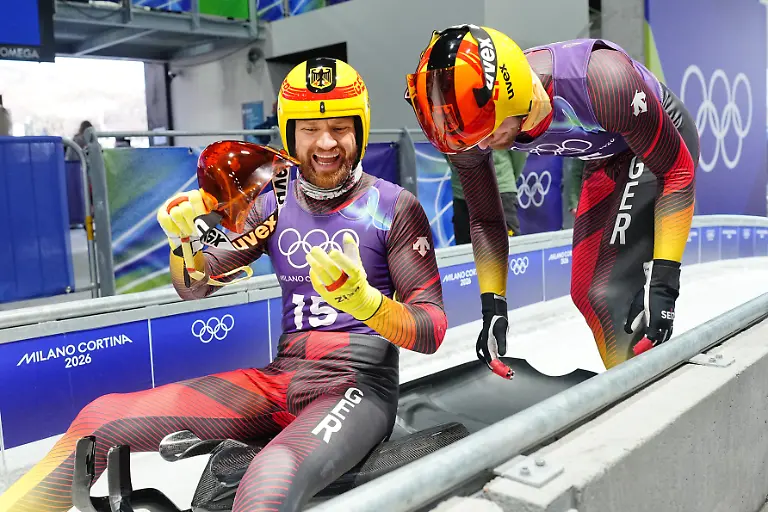 Olympia-Olympische-Winterspiele-Mailand-Cortina-2026-Rodeln-Training-Herren-Doppelsitzer-Toni-Eggert-l-und-Florian-Mueller-Deutschland-reagieren-im-Ziel