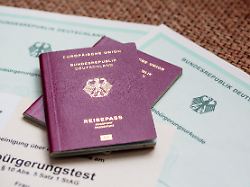 Zwei Verdächtige festgenommen: Ermittler decken Betrug bei Einbürgerungstests auf