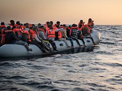 Nur zwei Frauen gerettet: Flüchtlingsboot kentert vor libyscher Küste - 53 Menschen vermisst