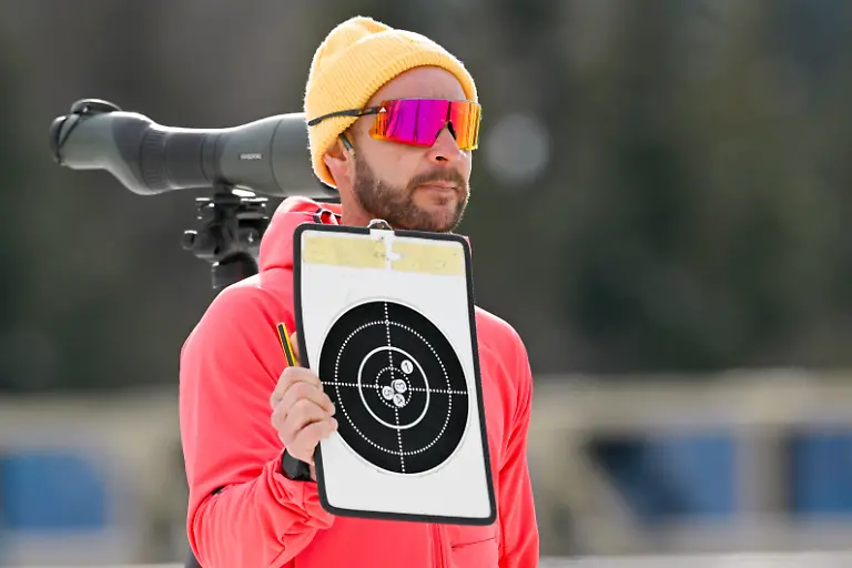 Olympia-Olympische-Winterspiele-Mailand-Cortina-2026-Biathlon-Training-Bundestrainer-der-Frauen-Christian-Mehringer-zeigt-eine-Tafel-mit-dem-Trefferbild-hoch