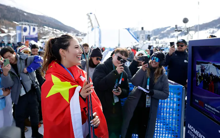 Olympia-Olympische-Winterspiele-Mailand-Cortina-2026-Ski-Freestyle-Slopestyle-Frauen-Finale-die-Zweitplatzierte-Ailing-Eileen-Gu-China-reagiert-im-Zielbereich