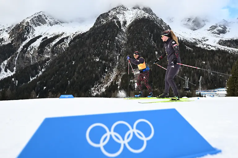 Olympia-Olympische-Winterspiele-Mailand-Cortina-2026-Biathlon-Training-Julia-Tannheimer-Deutschland-laeuft-mit-Trainer-Sverre-Olsbu-Roiseland-die-Strecke-entlang