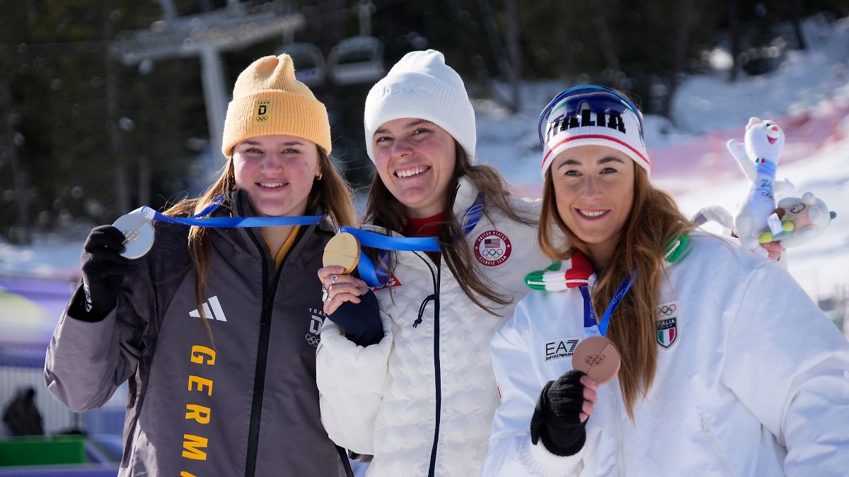 -Hey-was-ist-los-Olympia-Medaillen-brechen-Organisatoren-u-ern-sich