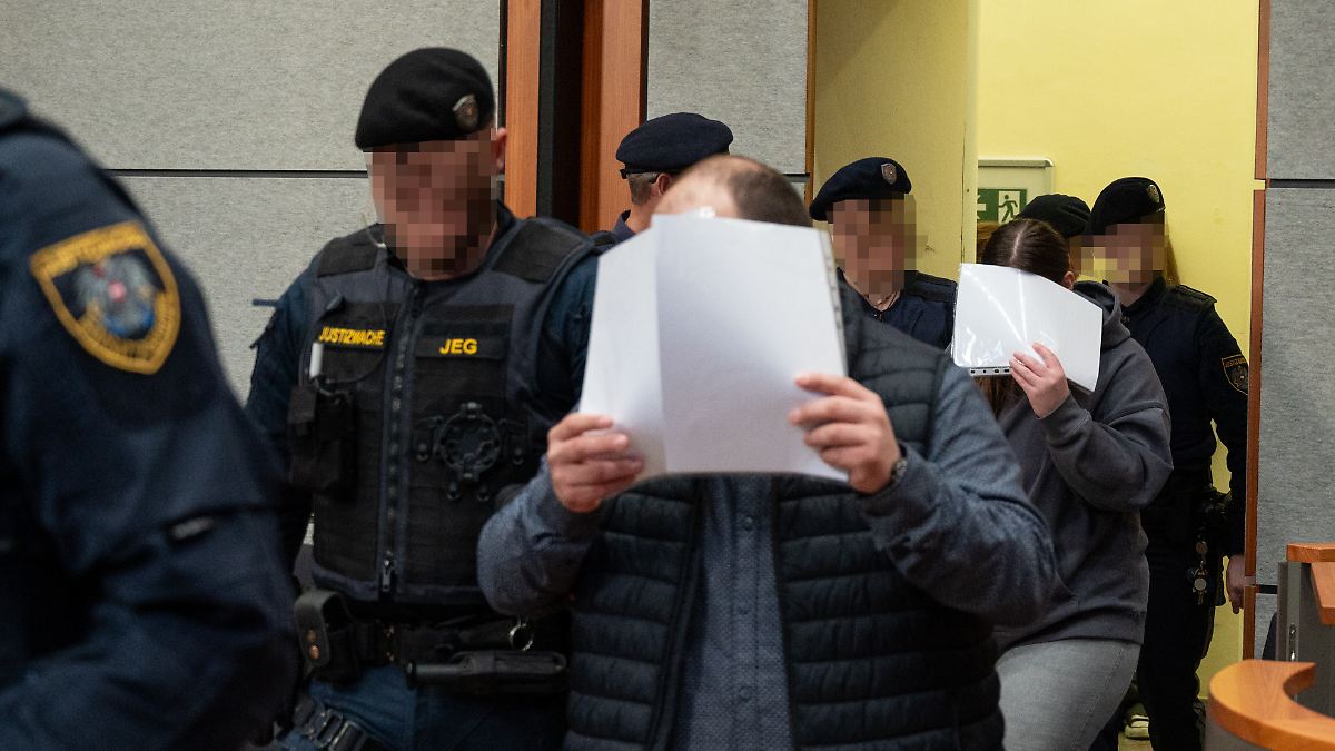 Chats-dokumentieren-Missbrauch-sterreichisches-Paar-qu-lt-Sohn-zu-Tode-und-muss-lebenslang-in-Haft