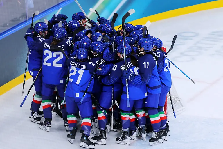 Italy-team-group-Mannschaftsbild-Totale-ITA-FEBRUARY-9-2026-Ice-hockey-Eishockey-Women-s-Preliminary-Round-Group-B-match-between-Japan-and-Italy-during-the-Milano-Cortina-2026-Olympic-Winter-games-Winterspiele-Spiele-Summer-games-at-Milano-Rho-Ice-Hockey-Arena-in-Milan-Italy