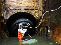 Hamburg & Schleswig-Holstein: Siel auf St. Pauli wird mit Luftkissen trockengelegt