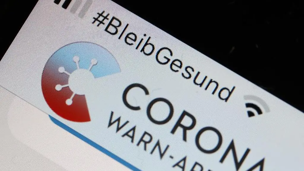Die-offizielle-Corona-Warn-App-ist-auf-einem-Smartphone-zu-sehen