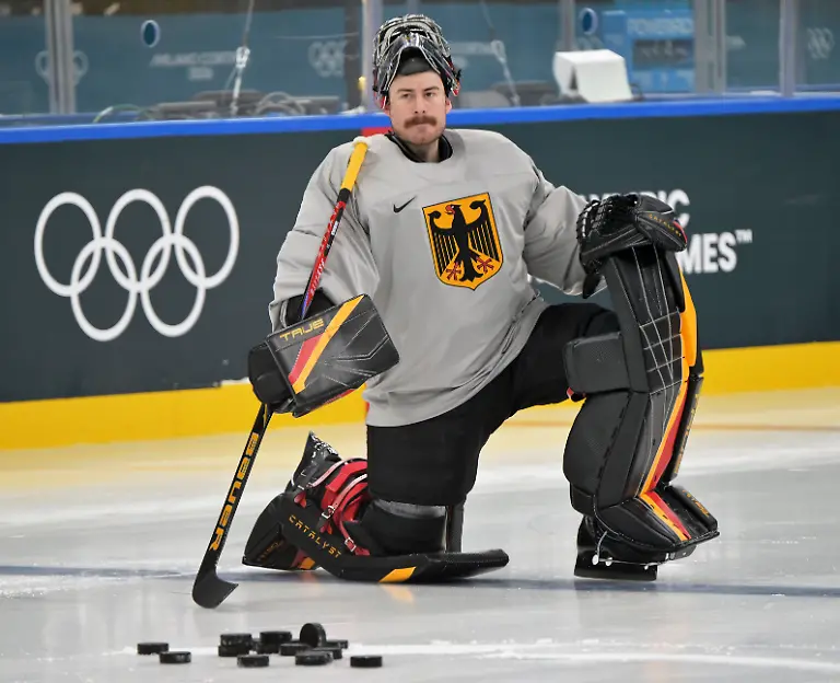 Olympia-Olympische-Winterspiele-Mailand-Cortina-2026-Eishockey-Training-Deutschland-Torhueter-Philipp-Grubauer-nimmt-am-Training-teil