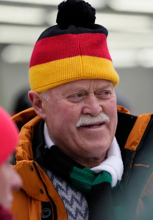Olympics-Luge-Womens-Single-Feb-9-2026-Cortina-d-Ampezzo-Italy-Specators-before-a-luge-women-s-singles-run-during-the-Milano-Cortina-2026-Olympic-Winter-games-Winterspiele-Spiele-Summer-games-at-Cortina-Sliding-Centre