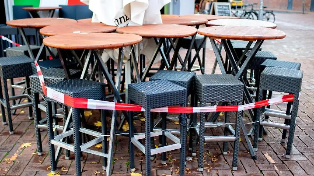 Tische-und-Stuehle-stehen-vor-einem-Restaurant