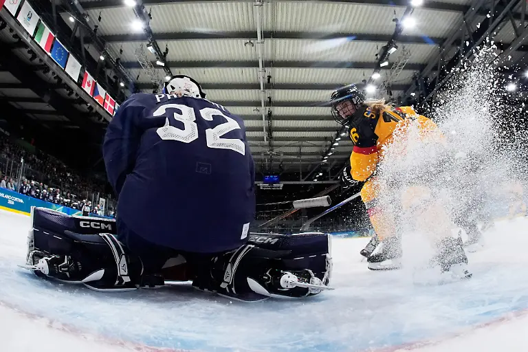 Olympia-Olympische-Winterspiele-Mailand-Cortina-2026-Eishockey-Frauen-Deutschland-Frankreich-Vorrunde-Gruppe-B-Spieltag-4-Frankreichs-Alice-Philbert-l-rettet-vor-Jule-Schiefer-Deutschland