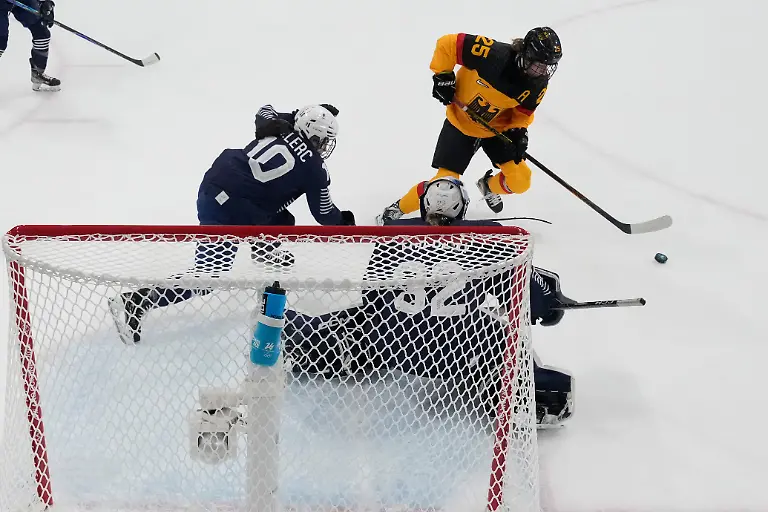 Olympia-Olympische-Winterspiele-Mailand-Cortina-2026-Eishockey-Frauen-Deutschland-Frankreich-Vorrunde-Gruppe-B-Spieltag-4-Deutschlands-Laura-Kluge-schiesst-aufs-Tor