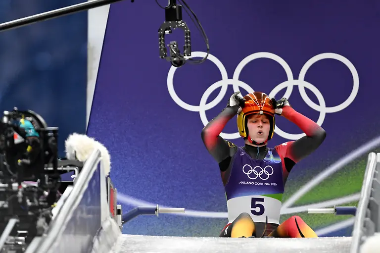 Olympia-Olympische-Winterspiele-Mailand-Cortina-2026-Rodeln-Vorkampf-Einsitzer-Frauen-Durchgang-1-im-Cortina-Sliding-Centre-Merle-Malou-Fraebel-Deutschland-konzentriert-sich-am-Start