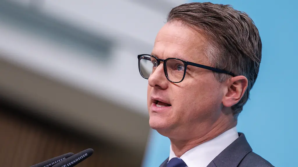 Pressekonferenz-mit-dem-Generalsekretv-r-der-CDU-Deutschlands-Dr-Carsten-Linnemann-MdB-und-dem-Ersten-Parlamentarischen-Geschv-ftsfvohrer-der-CDU-CSU-Bundestagsfraktion-Steffen-Bilger-MdB-am-09-02-2026-in-Berlin-Dr-Carsten-Linnemann-spricht-zu-den-Anwesenden